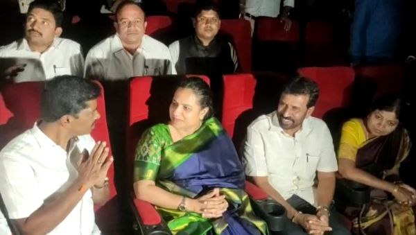 ಬೆಟ್ಟದ ಹೂ ವೀಕ್ಷಿಸಿದ ಅಶ್ವಿನಿ