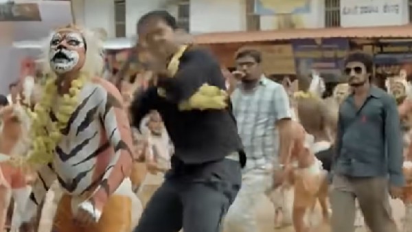 ಹುಲಿ ವೇಷಧಾರಿಗೆ ಹೊಡೆಯುವ ದೃಶ್ಯವಿದೆ