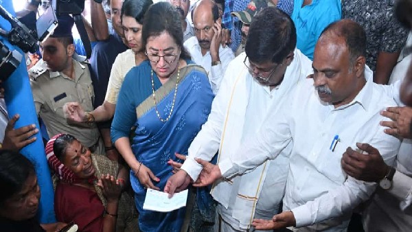 ಚೆಕ್ ವಿತರಿಸಿದ ಗೋಪಾಲಯ್ಯ ಹಾಗೂ ಸುಮಲತಾ