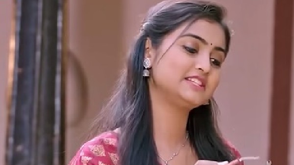 ಪಟಾಕಿ ಹಚ್ಚಿ ಸಂತಸ ಪಡುತ್ತಿರುವ ಸುಮಾ