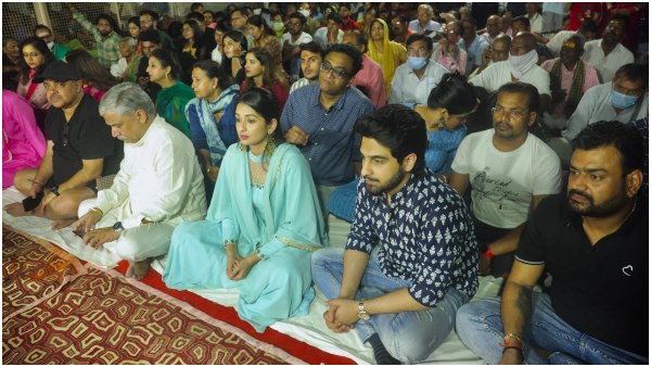 Banaras Actor Zaid Khan And Sonal Monteiro Performed Gangarathi In Varanasi Banaras Actor Zaid Khan And Sonal Monteiro Performed Gangarathi In Varanasi