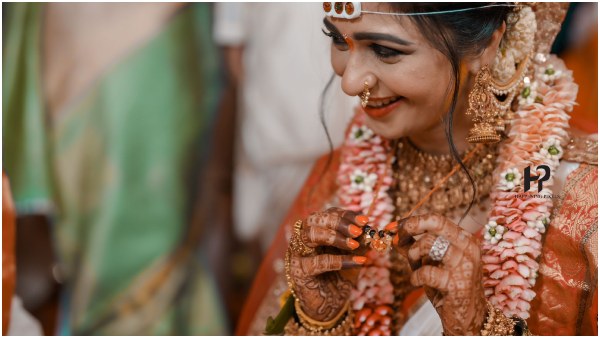 ಬೆಳಿ-ಕೆಂಪು ಥೀಮ್ ಡ್ರೆಸ್ನಲ್ಲಿ ಮಿಂಚಿಂಗ್