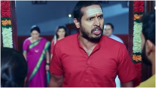 ಚಾರುವನ್ನು ಅಡ್ಡಗಟ್ಟಿದ ರಾಮಾಚಾರಿ ಮನೆಯವರು