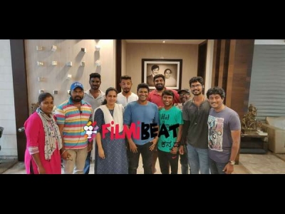 ದೊಡ್ಮನೆ ಊಟದ ರುಚಿ ಸವಿದ 'ನಟ ಸಾರ್ವಭೌಮ' ತಂಡ ದೊಡ್ಮನೆ ಊಟದ ರುಚಿ ಸವಿದ 'ನಟ ಸಾರ್ವಭೌಮ' ತಂಡ
